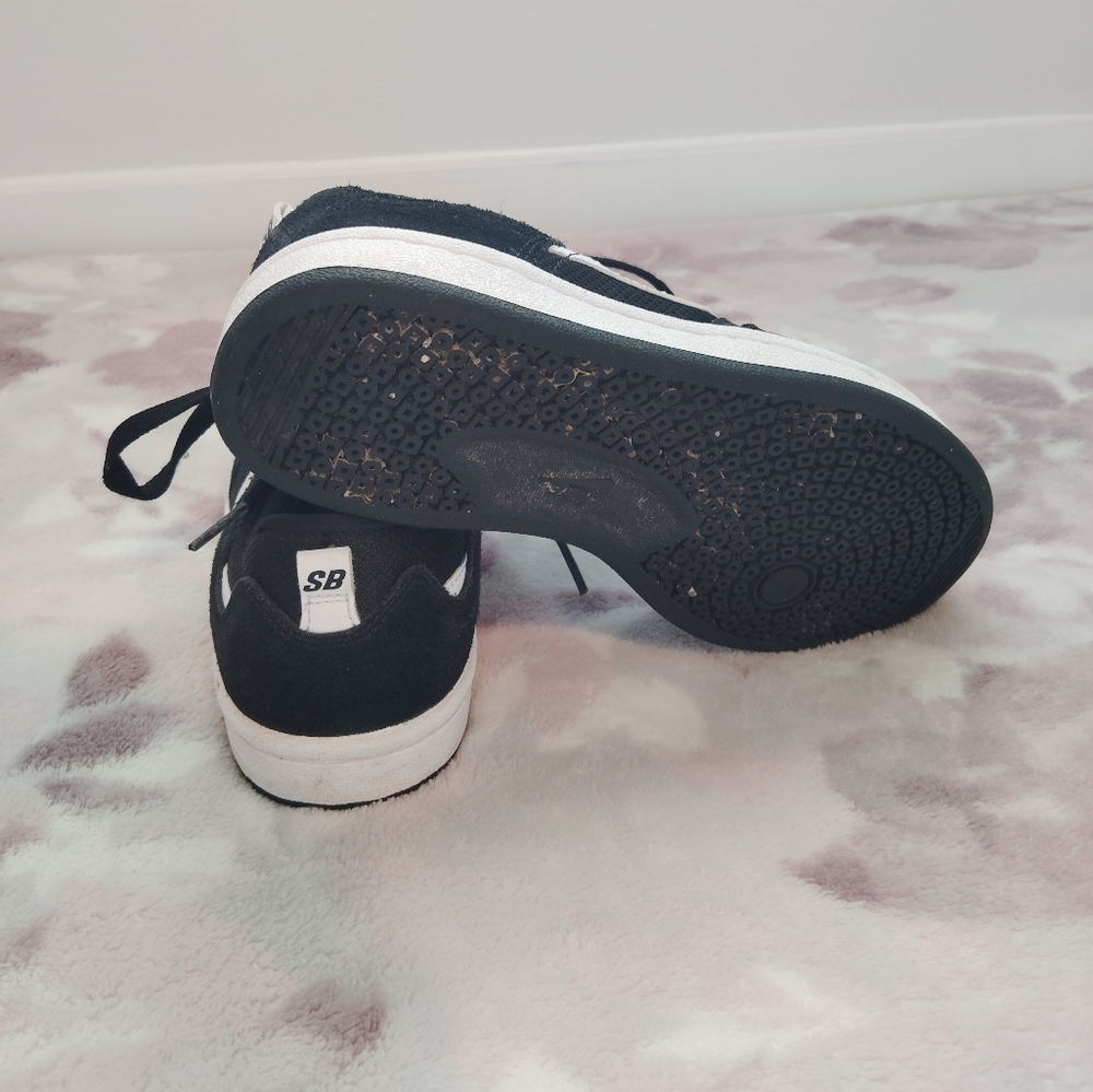 Nike Black and White Sneakers with Classic Skateboard Style - Picture 5 of 7